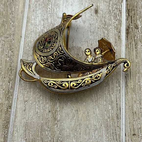 Vintage DAMASCENE Ship Pin Brooch Couple w/ Umbrella Figural Jewelry Retro - Picture 1 of 5